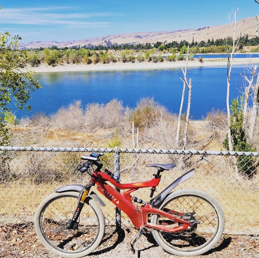 Nireeka - Carbon-Fiber Smart E-Bikes